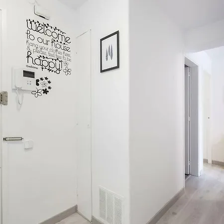 Central With Terrasse شقة