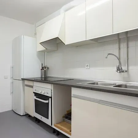 Central With Terrasse شقة